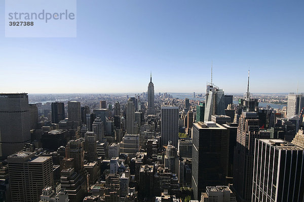 Blick vom Rockefeller Center in New York City  USA  Vereinigte Staaten  Nordamerika