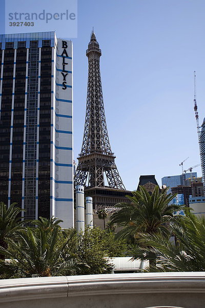 Hotel Ballys und Eiffelturm des Hotels Paris in Las Vegas  Nevada  USA
