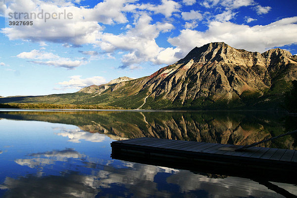 Ein Steg im Middle Waterton Lake  dahinter Mount Vimy  Waterton Lakes Nationalpark  Alberta  Kanada