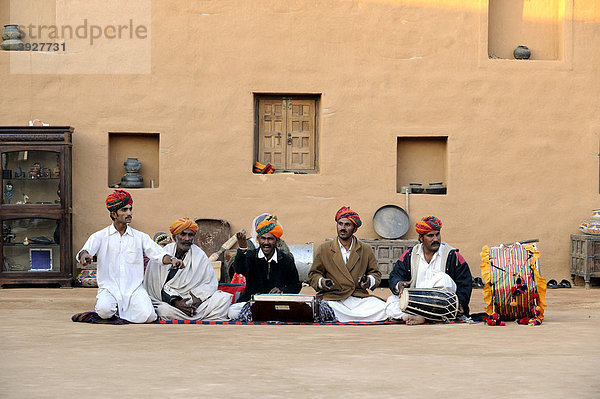 Folkloregruppe in der Wüste Thar nahe Jaisalmer  Rajasthan  Nordindien  Indien  Südasien  Asien