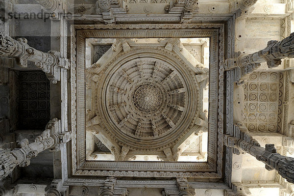 Seth Anandji Kalayanji Pedhi  Tempelanlage der Jains  Kuppel des Adinatha-Tempels  Ranakpur  Rajasthan  Nordindien  Indien  Südasien  Asien
