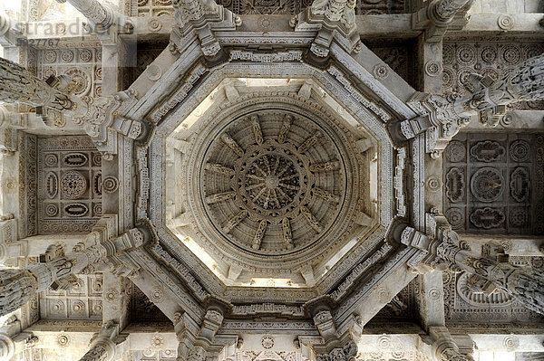 Seth Anandji Kalayanji Pedhi  Tempelanlage der Jains  Kuppel des Adinatha-Tempels  Ranakpur  Rajasthan  Nordindien  Indien  Südasien  Asien