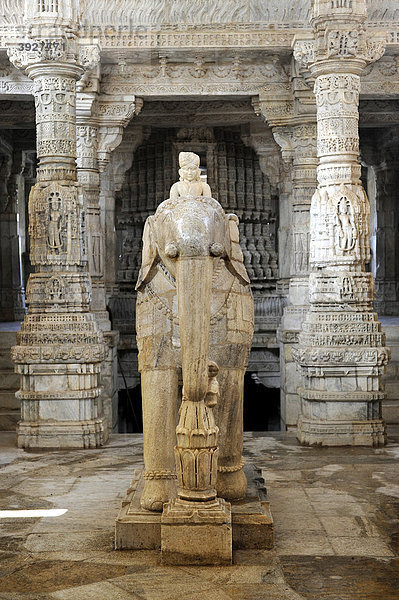 Seth Anandji Kalayanji Pedhi  Tempelanlage der Jains  Statue eines Elefanten mit Reiter im Adinatha-Tempel  Ranakpur  Rajasthan  Nordindien  Indien  Südasien  Asien