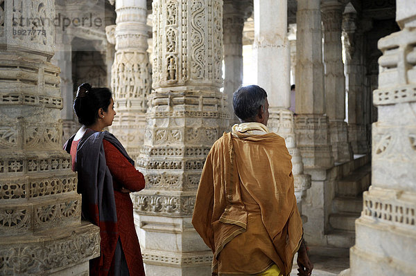 Seth Anandji Kalayanji Pedhi  Tempelanlage der Jains  Indische Besucher im Adinatha-Tempel  Ranakpur  Rajasthan  Nordindien  Indien  Südasien  Asien