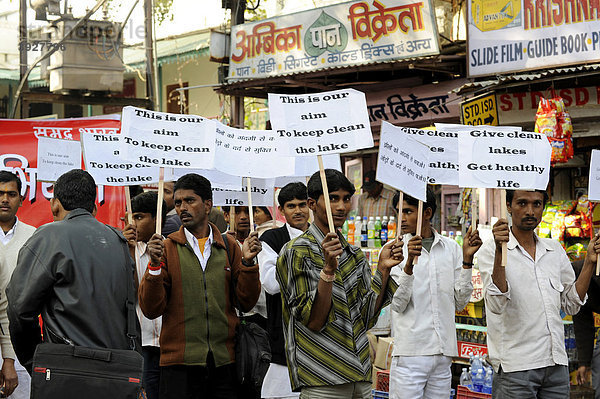 Inder demonstrieren für den Umweltschutz  Udaipur  Rajasthan  Nordindien  Indien  Südasien  Asien