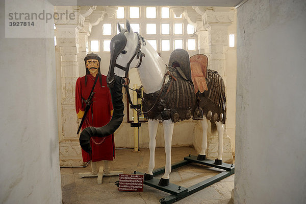 Plastik von Chetak  dem Lieblingspferd des Maharana Pratap  Stadtpalast  Udaipur  Rajasthan  Nordindien  Indien  Südasien  Asien