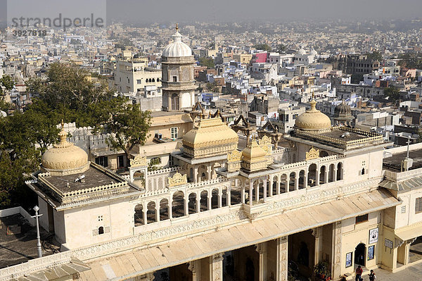 Blick aus dem Stadtpalast auf die Stadt  Udaipur  Rajasthan  Nordindien  Indien  Südasien  Asien