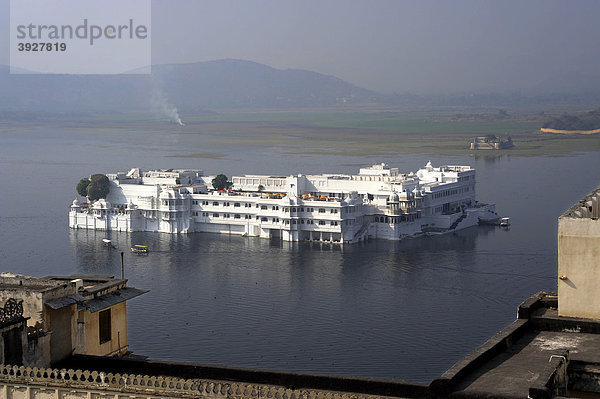 Blick vom Stadtpalast auf das Lake Palace Hotel im Pichola-See  Udaipur  Rajasthan  Nordindien  Indien  Südasien  Asien