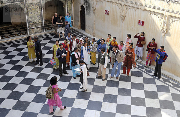 Indische Besuchergruppe im Stadtpalast  Udaipur  Rajasthan  Nordindien  Indien  Südasien  Asien