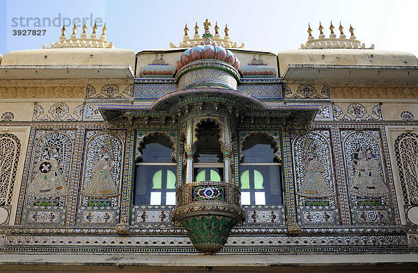 Stadtpalast von Udaipur  Pfauenhof  Detail der Fassade mit Balkon  Udaipur  Rajasthan  Nordindien  Indien  Südasien  Asien
