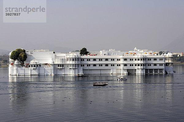Lake Palace Hotel im Pichola-See  Udaipur  Rajasthan  Nordindien  Indien  Südasien  Asien