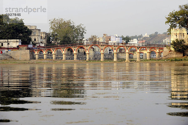 Brücke am Pichola-See  Udaipur  Rajasthan  Nordindien  Indien  Südasien  Asien