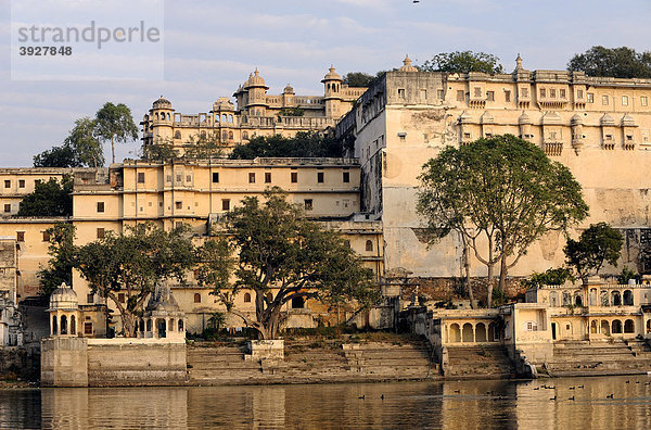 Stadtpalast am Pichola-See  Udaipur  Rajasthan  Nordindien  Indien  Südasien  Asien
