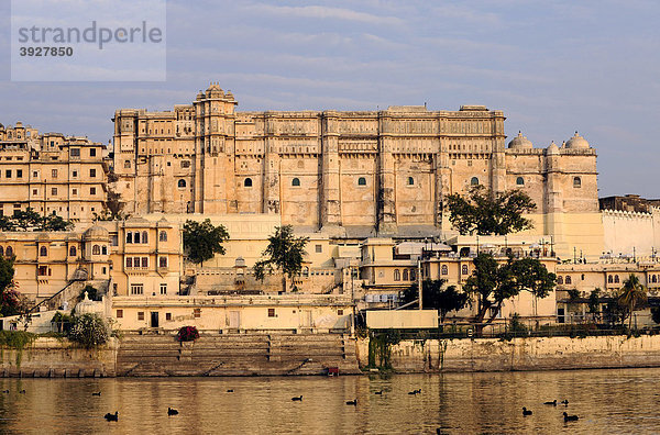 Stadtpalast am Pichola-See in der Abenddämmerung  Udaipur  Rajasthan  Nordindien  Indien  Südasien  Asien