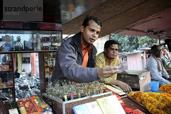 Parfümverkäufer  Jaipur  Rajasthan  Nordindien  Indien  Südasien  Asien