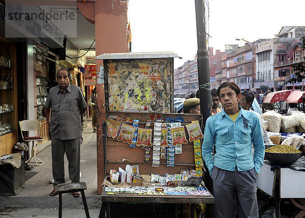 Fliegender Händler mit Bonbonstand  Jaipur  Rajasthan  Nordindien  Indien  Südasien  Asien