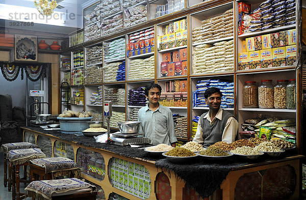 Lebensmittelgeschäft in der Altstadt von Jaipur  Rajasthan  Nordindien  Indien  Südasien  Asien
