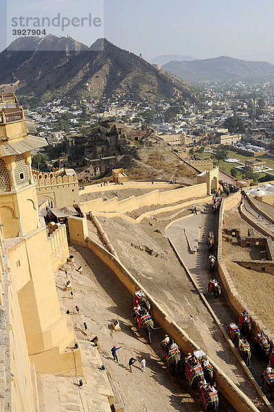 Ausblick vom Palast von Amber  Amber  nahe Jaipur  Rajasthan  Nordindien  Indien  Südasien  Asien