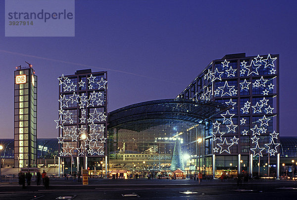 Hauptbahnhof Berlin zur Weihnachtszeit  Berlin  Deutschland  Europa