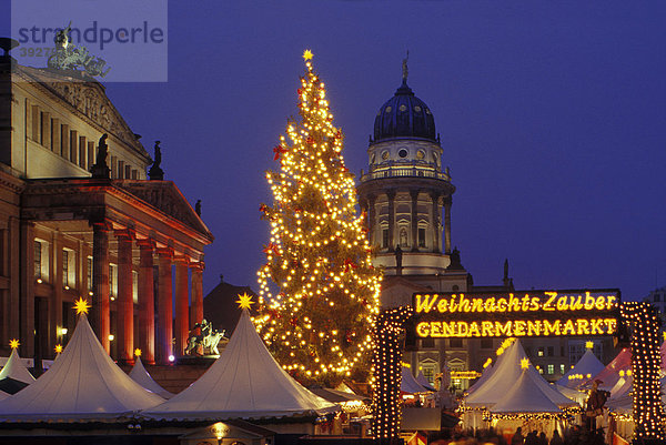 Weihnachtszauber  Weihnachtsmarkt am Gendarmenmarkt  Schauspielhaus  Französischer Dom  Berlin Mitte  Berlin  Deutschland  Europa