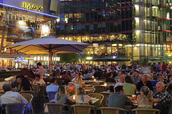 Sony Center unter dem Zeltdach  Sommerabend  abendliches Leben  Nightlife  CafÈs  Restaurants  Potsdamer Platz  Berlin  Deutschland  Europa