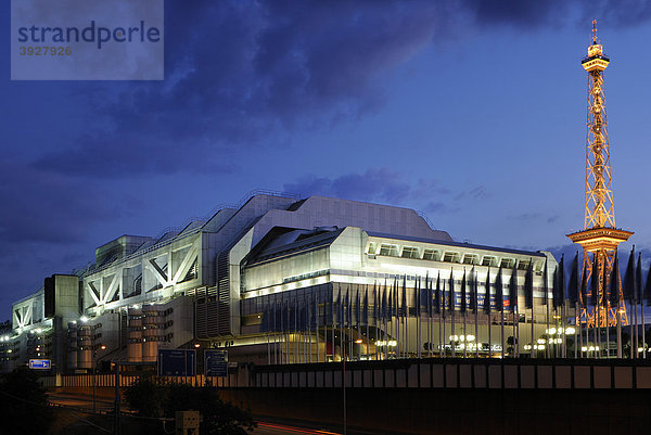 ICC und Funkturm  Internationales Congress Centrum  bei Dämmerung  Berlin  Deutschland  Europa