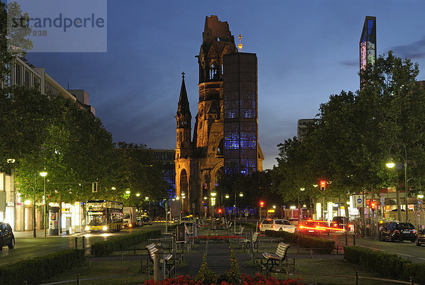 Kaiser-Wilhelm-Gedächtniskirche bei Nacht mit Tauentzienstraße und Blick auf Kurfürstendamm  Berlin  Deutschland  Europa