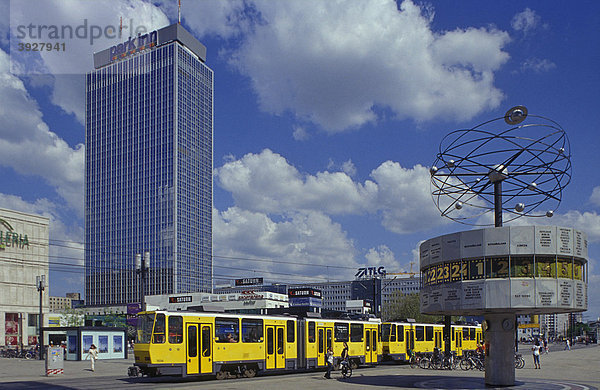 Alexanderplatz mit Straßenbahn  Weltzeituhr  Park Inn Hotel  Berlin Mitte  Deutschland  Europa