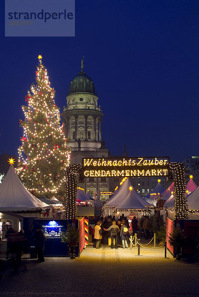 Weihnachtszauber  Weihnachtsmarkt am Gendarmenmarkt  Schauspielhaus  Deutscher Dom  Berlin Mitte  Berlin  Deutschland  Europa