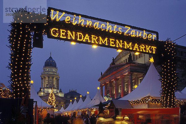 Weihnachtszauber  Weihnachtsmarkt am Gendarmenmarkt  Schauspielhaus  Deutscher Dom  Berlin Mitte  Berlin  Deutschland  Europa