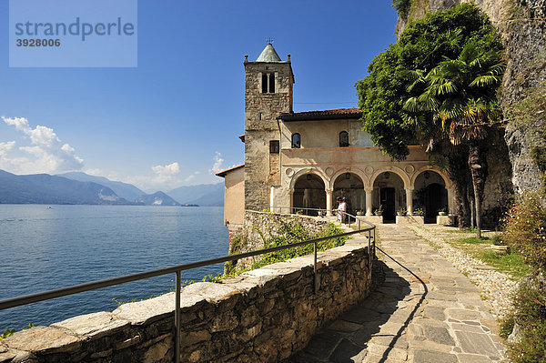 Kloster und Wallfahrtskirche Santa Caterina del Sasso  Lago Maggiore  Lombardei  Varese  Italien  Europa