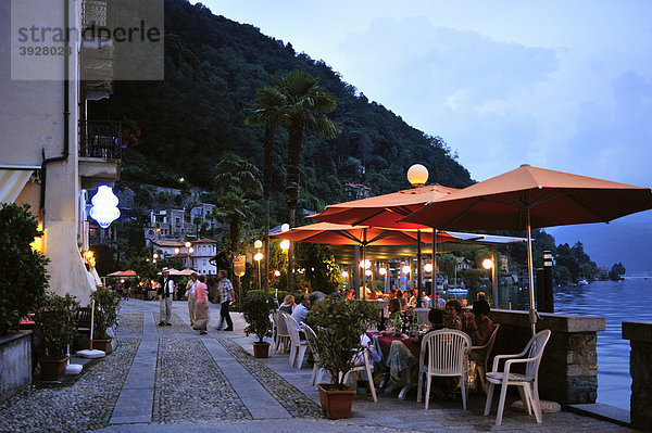Uferpromenade mit Restaurantterrassen  Lago Maggiore  Cannero Riviera  Piemont  Italien  Europa