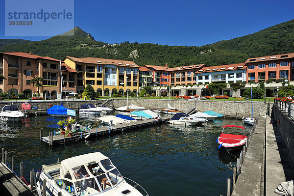 Bootshafen mit Hapimag Hotel  Lago Maggiore  Cannero Riviera  Piemont  Italien  Europa