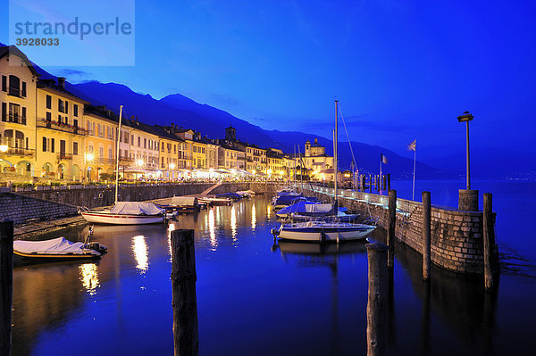 Hafen  Wallfahrtskirche Santa Pieta  Lago Maggiore  Cannobio  Piemont  Italien  Europa