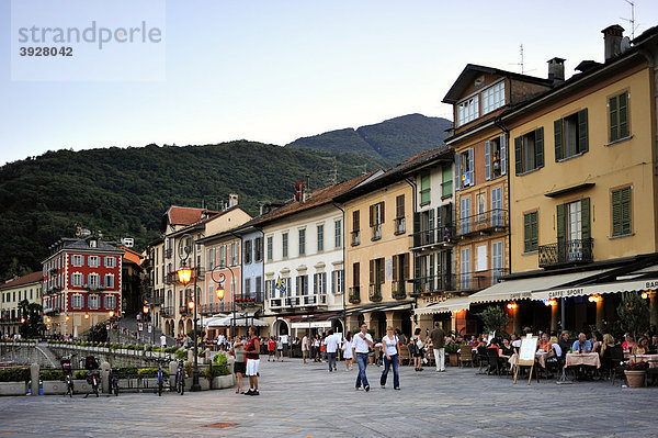 Uferpromenade mit Straßenrestaurant  Lago Maggiore  Cannobio  Piemont  Italien  Europa