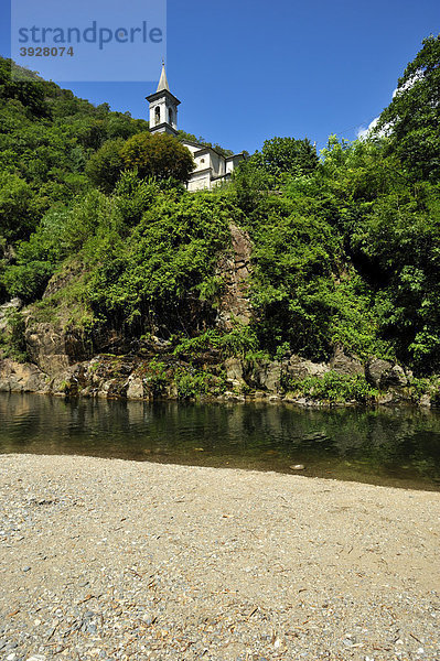 Kirche Sant Anna  Fluss Cannobino  Valle Cannobina bei Traffiume  Lago Maggiore  Cannobio  Piemont  Italien  Europa