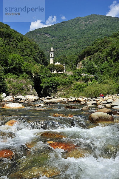 Kirche Sant Anna  Fluss Cannobino  Valle Cannobina bei Traffiume  Lago Maggiore  Cannobio  Piemont  Italien  Europa