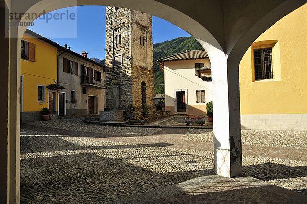 Dorfplatz mit Kirchturm  Cavaglio San Donnino  Valle Cannobina  Lago Maggiore  Cannobio  Piemont  Italien  Europa