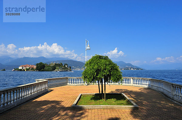 Uferpromenade mit Isola Bella  Borromäische Inseln  Stresa  Lago Maggiore  Piemont  Italien  Europa