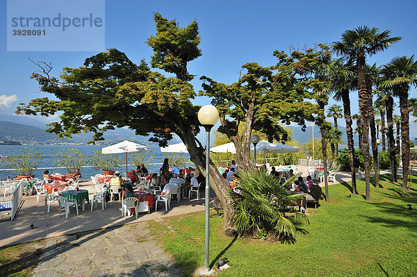 Uferpromenade mit Straßencafe  Stresa  Lago Maggiore  Piemont  Italien  Europa