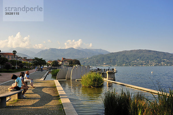 Uferpromenade mit Brunnenplastik Il Lago e le Montagne  Baveno  Lago Maggiore  Piemont  Italien  Europa