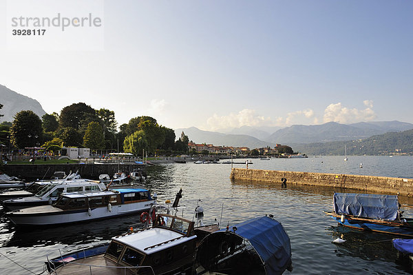 Ortsbild mit Hafen  Baveno  Lago Maggiore  Piemont  Italien  Europa