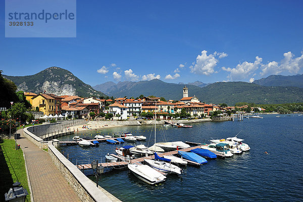 Ortsbild mit Hafen und Strand  Feriolo  Lago Maggiore  Piemont  Italien  Europa