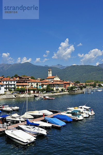 Ortsbild mit Hafen  Feriolo  Lago Maggiore  Piemont  Italien  Europa