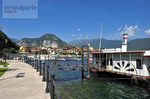 Ortsbild mit Schaufelraddampfer als Schiffsrestaurant  Feriolo  Lago Maggiore  Piemont  Italien  Europa