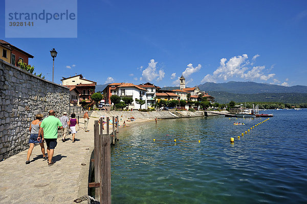 Ortsbild mit Strand  Feriolo  Lago Maggiore  Piemont  Italien  Europa