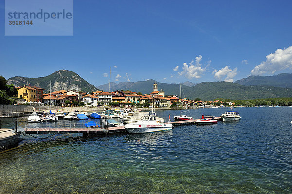 Ortsbild mit Hafen und Strand  Feriolo  Lago Maggiore  Piemont  Italien  Europa