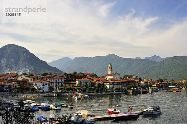 Ortsbild mit Hafen  Feriolo  Lago Maggiore  Piemont  Italien  Europa