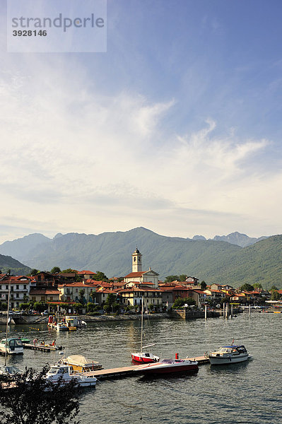 Ortsbild mit Hafen  Feriolo  Lago Maggiore  Piemont  Italien  Europa