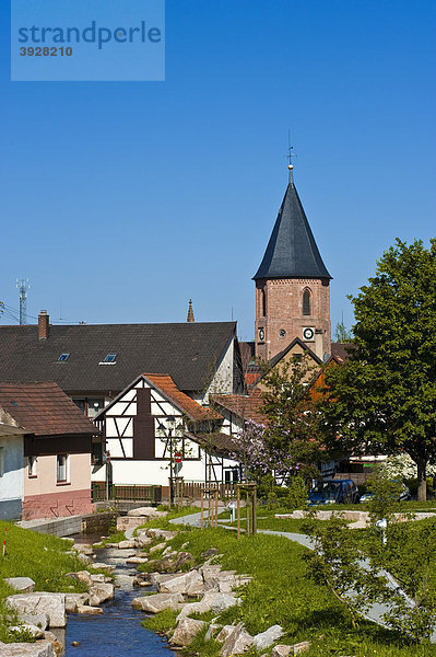 Ortsbild mit der Heilig-Kreuz-Kirche  Loffenau  Schwarzwald  Baden-Württemberg  Deutschland  Europa